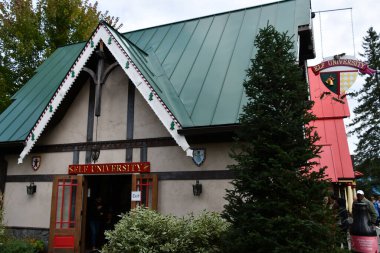 JEFFERSON NH - 25 Temmuz 2022 'de Jefferson, New Hampshire' da görülen Noel Baba Köyü eğlence parkı.