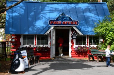 JEFFERSON NH - 25 Temmuz 2022 'de Jefferson, New Hampshire' da görülen Noel Baba Köyü eğlence parkı.