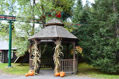 JEFFERSON NH - 25 Temmuz 2022 'de Jefferson, New Hampshire' da görülen Noel Baba Köyü eğlence parkı.