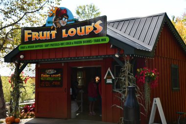 JEFFERSON NH - 25 Temmuz 2022 'de Jefferson, New Hampshire' da görülen Noel Baba Köyü eğlence parkı.