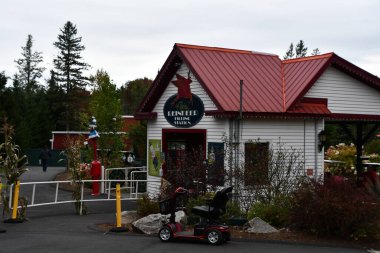 JEFFERSON NH - 25 Temmuz 2022 'de Jefferson, New Hampshire' da görülen Noel Baba Köyü eğlence parkı.