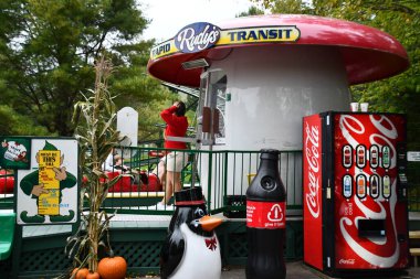 JEFFERSON NH - 25 Temmuz 2022 'de Jefferson, New Hampshire' da görülen Noel Baba Köyü eğlence parkı.