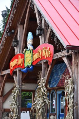 JEFFERSON NH - 25 Temmuz 2022 'de Jefferson, New Hampshire' da görülen Noel Baba Köyü eğlence parkı.