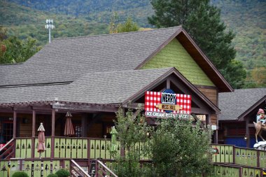 JEFFERSON NH - 25 Temmuz 2022 'de Jefferson, New Hampshire' da görülen Noel Baba Köyü eğlence parkı.