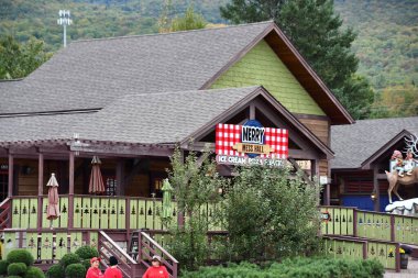 JEFFERSON NH - 25 Temmuz 2022 'de Jefferson, New Hampshire' da görülen Noel Baba Köyü eğlence parkı.