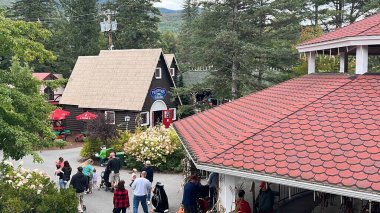 JEFFERSON NH - 25 Temmuz 2022 'de Jefferson, New Hampshire' da görülen Noel Baba Köyü eğlence parkı.