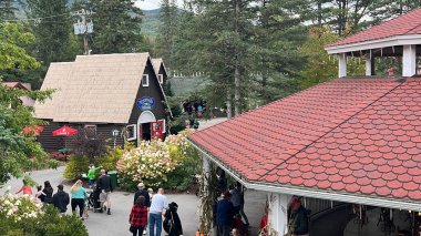 JEFFERSON NH - 25 Temmuz 2022 'de Jefferson, New Hampshire' da görülen Noel Baba Köyü eğlence parkı.