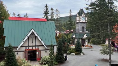 JEFFERSON NH - 25 Temmuz 2022 'de Jefferson, New Hampshire' da görülen Noel Baba Köyü eğlence parkı.