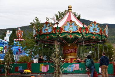 JEFFERSON NH - 25 Temmuz 2022 'de Jefferson, New Hampshire' da görülen Noel Baba Köyü eğlence parkı.