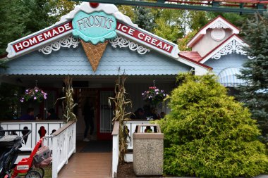 JEFFERSON NH - 25 Temmuz 2022 'de Jefferson, New Hampshire' da görülen Noel Baba Köyü eğlence parkı.