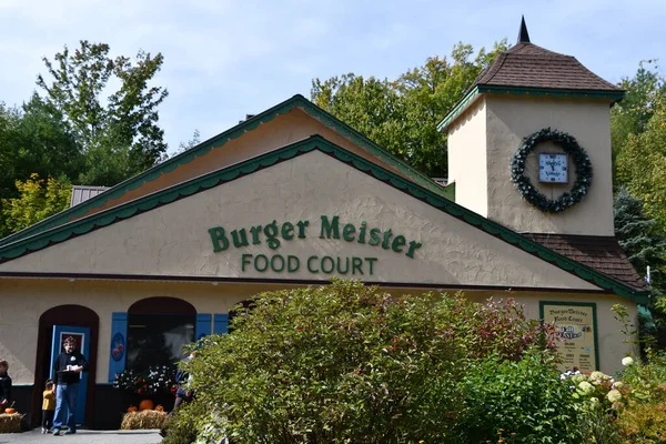 JEFFERSON NH - SEP 25: Burger Meister Food Court Jefferson, New Hampshire 'daki Santas Village lunaparkında, 25 Eylül 2022' de görüldüğü gibi.