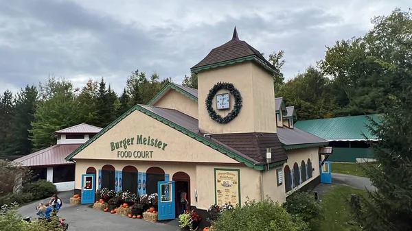 JEFFERSON NH - SEP 25: Burger Meister Food Court Jefferson, New Hampshire 'daki Santas Village lunaparkında, 25 Eylül 2022' de görüldüğü gibi.
