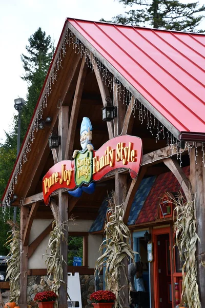 JEFFERSON NH - 25 Temmuz 2022 'de Jefferson, New Hampshire' da görülen Noel Baba Köyü eğlence parkı.