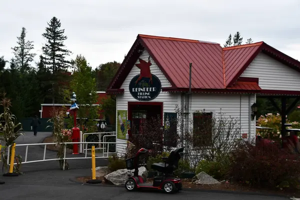 JEFFERSON NH - 25 Temmuz 2022 'de Jefferson, New Hampshire' da görülen Noel Baba Köyü eğlence parkı.