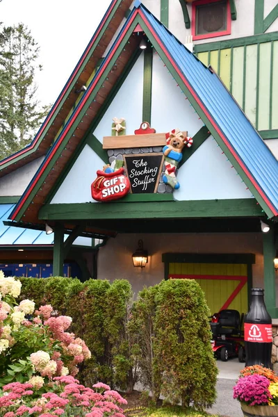 JEFFERSON NH - 25 Temmuz 2022 'de Jefferson, New Hampshire' da görülen Noel Baba Köyü eğlence parkı.