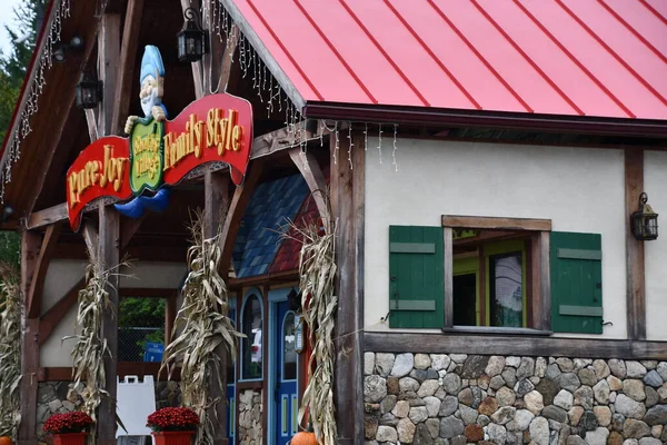 JEFFERSON NH - 25 Temmuz 2022 'de Jefferson, New Hampshire' da görülen Noel Baba Köyü eğlence parkı.