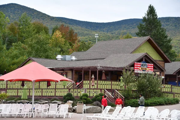 JEFFERSON NH - 25 Temmuz 2022 'de Jefferson, New Hampshire' da görülen Noel Baba Köyü eğlence parkı.