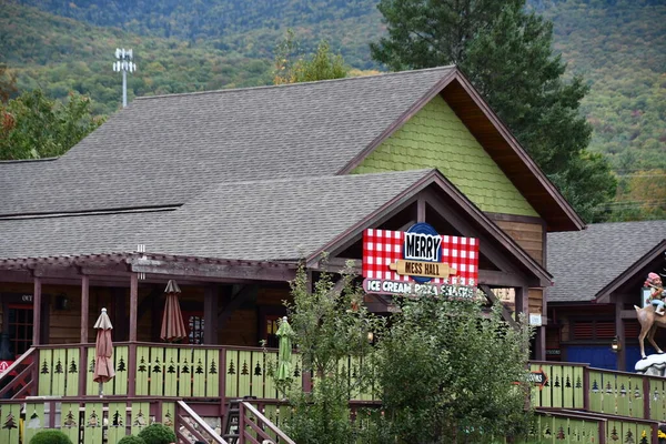 JEFFERSON NH - 25 Temmuz 2022 'de Jefferson, New Hampshire' da görülen Noel Baba Köyü eğlence parkı.