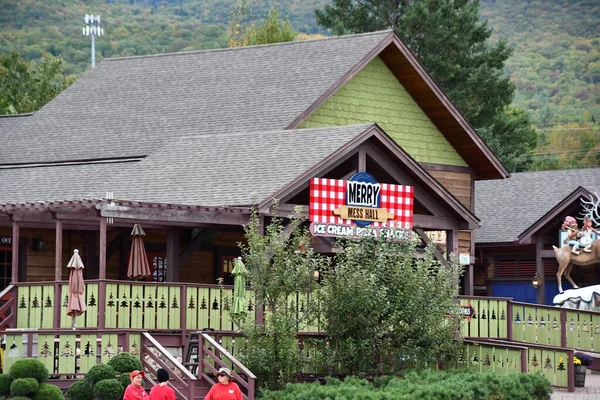 JEFFERSON NH - 25 Temmuz 2022 'de Jefferson, New Hampshire' da görülen Noel Baba Köyü eğlence parkı.