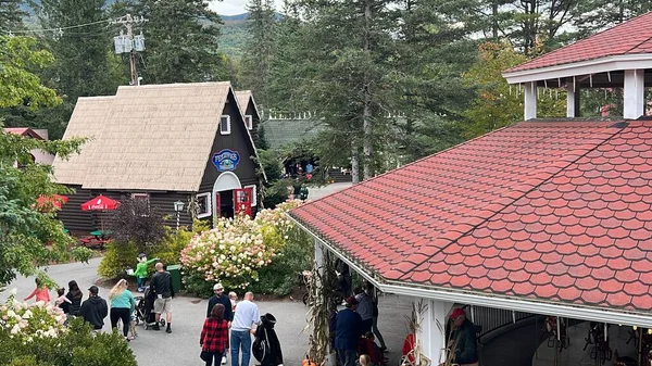 JEFFERSON NH - 25 Temmuz 2022 'de Jefferson, New Hampshire' da görülen Noel Baba Köyü eğlence parkı.