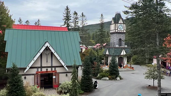 JEFFERSON NH - 25 Temmuz 2022 'de Jefferson, New Hampshire' da görülen Noel Baba Köyü eğlence parkı.
