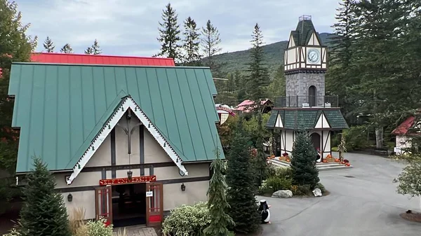 JEFFERSON NH - 25 Temmuz 2022 'de Jefferson, New Hampshire' da görülen Noel Baba Köyü eğlence parkı.