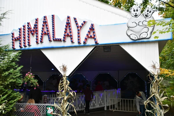 JEFFERSON NH - 25 Temmuz 2022 'de Jefferson, New Hampshire' da görülen Noel Baba Köyü eğlence parkı.