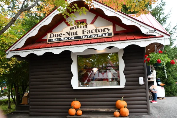 JEFFERSON NH - 25 Temmuz 2022 'de Jefferson, New Hampshire' da görülen Noel Baba Köyü eğlence parkı.