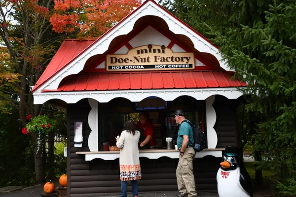 JEFFERSON NH - 25 Temmuz 2022 'de Jefferson, New Hampshire' da görülen Noel Baba Köyü eğlence parkı.