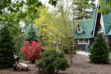 JEFFERSON NH - 25 Temmuz 2022 'de Jefferson, New Hampshire' da görülen Noel Baba Köyü eğlence parkı.