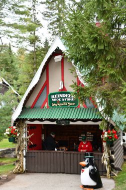 JEFFERSON NH - 25 Temmuz 2022 'de Jefferson, New Hampshire' da görülen Noel Baba Köyü eğlence parkı.