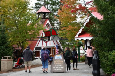 JEFFERSON NH - 25 Temmuz 2022 'de Jefferson, New Hampshire' da görülen Noel Baba Köyü eğlence parkı.