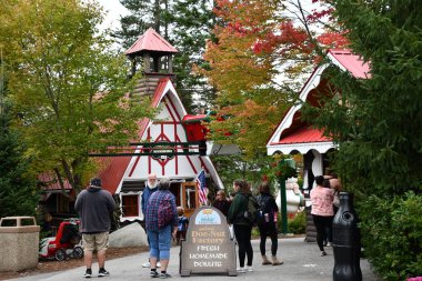 JEFFERSON NH - 25 Temmuz 2022 'de Jefferson, New Hampshire' da görülen Noel Baba Köyü eğlence parkı.
