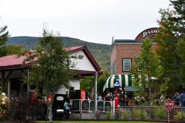 JEFFERSON NH - 25 Temmuz 2022 'de Jefferson, New Hampshire' da görülen Noel Baba Köyü eğlence parkı.