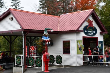 JEFFERSON NH - 25 Temmuz 2022 'de Jefferson, New Hampshire' da görülen Noel Baba Köyü eğlence parkı.