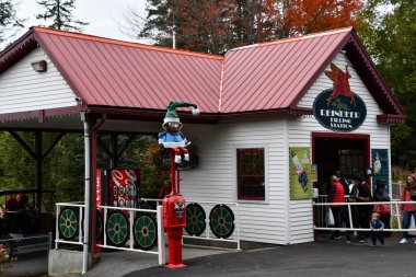 JEFFERSON NH - 25 Temmuz 2022 'de Jefferson, New Hampshire' da görülen Noel Baba Köyü eğlence parkı.