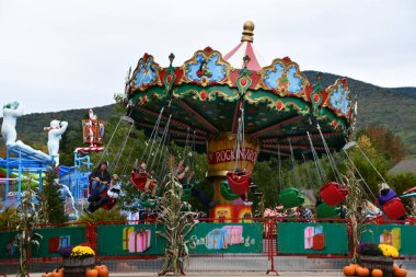 JEFFERSON NH - 25 Temmuz 2022 'de Jefferson, New Hampshire' da görülen Noel Baba Köyü eğlence parkı.