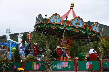 JEFFERSON NH - 25 Temmuz 2022 'de Jefferson, New Hampshire' da görülen Noel Baba Köyü eğlence parkı.