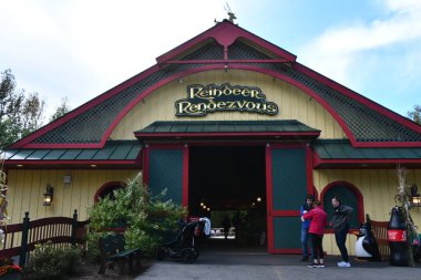 JEFFERSON NH - 25. SEP: 25 Eylül 2022 'de Jefferson, New Hampshire' daki Noel Baba Köyü eğlence parkında Ren Geyiği Randevusu.