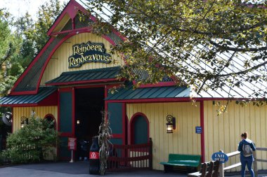 JEFFERSON NH - 25. SEP: 25 Eylül 2022 'de Jefferson, New Hampshire' daki Noel Baba Köyü eğlence parkında Ren Geyiği Randevusu.