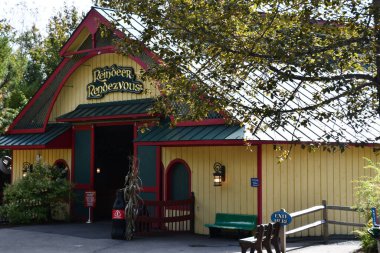 JEFFERSON NH - 25. SEP: 25 Eylül 2022 'de Jefferson, New Hampshire' daki Noel Baba Köyü eğlence parkında Ren Geyiği Randevusu.