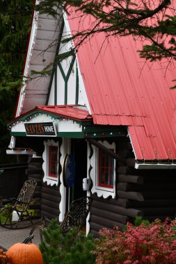 JEFFERSON NH - SEP 25: 25 Sep 2022 'de Jefferson, New Hampshire' daki Noel Baba Köyü eğlence parkındaki Noel Baba Evi.