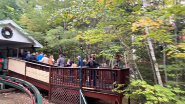 JEFFERSON NH - 25. SEP: 25 Eylül 2022 'de Jefferson, New Hampshire' daki Noel Baba Köyü eğlence parkında görülen Skyway Kızağı.