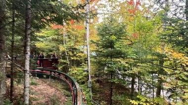 JEFFERSON NH - 25. SEP: 25 Eylül 2022 'de Jefferson, New Hampshire' daki Noel Baba Köyü eğlence parkında görülen Skyway Kızağı.