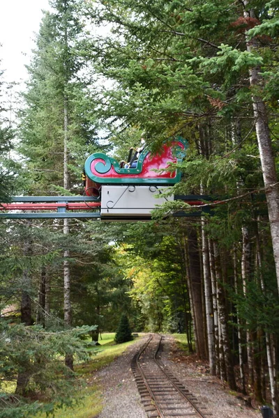 JEFFERSON NH - 25. SEP: 25 Eylül 2022 'de Jefferson, New Hampshire' daki Noel Baba Köyü eğlence parkında görülen Skyway Kızağı.