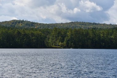 New Hampshire 'da bir göl manzarası