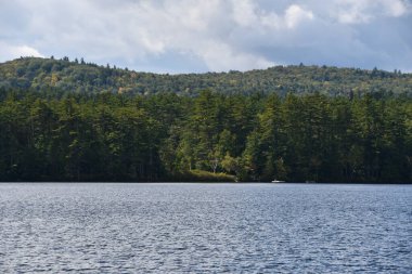 New Hampshire 'da bir göl manzarası
