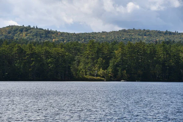 New Hampshire 'da bir göl manzarası