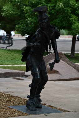 ALBUQUERQUE NM - 25 Temmuz 2021 'de Albuquerque, New Mexico' daki Albuquerque Sanat ve Tarih Müzesi 'nde heykel bahçesi.