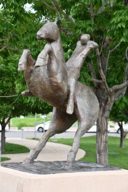 ALBUQUERQUE NM - 25 Temmuz 2021 'de Albuquerque, New Mexico' daki Albuquerque Sanat ve Tarih Müzesi 'nde heykel bahçesi.